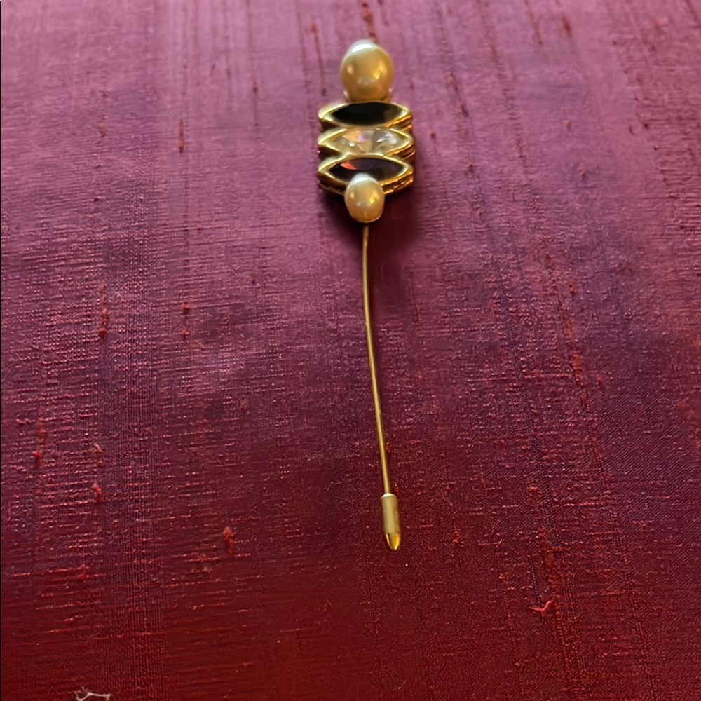 Elegant Gold and Pearl Brooch
